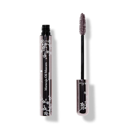 100% PURE Maracuja mascara in blackberry pigment applying dramatic volume on lashes