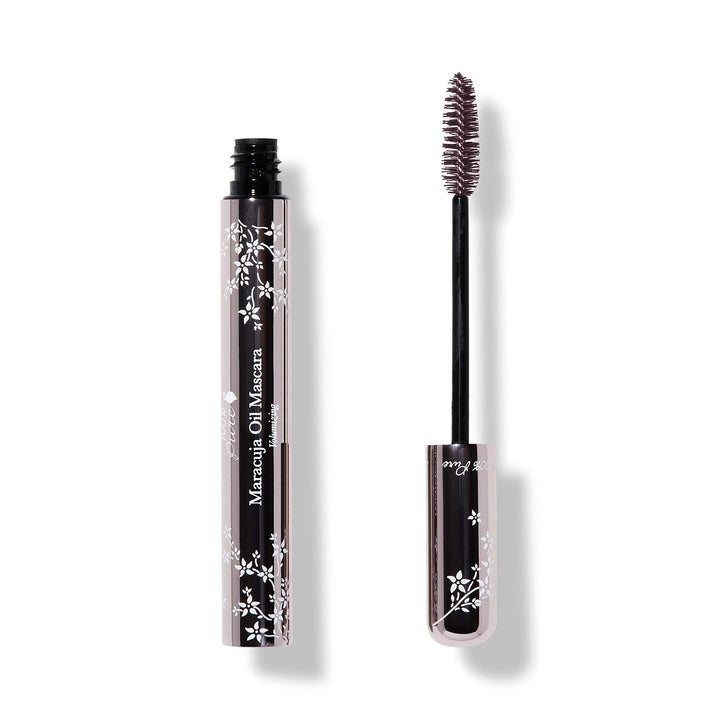 100% PURE Maracuja mascara in blackberry pigment applying dramatic volume on lashes