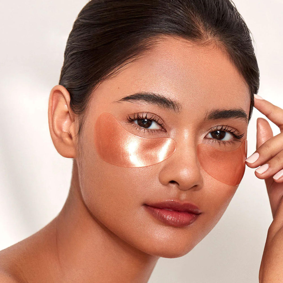 111SKIN Rose Gold Illuminating Eye Mask closeup shows rose-gold texture for a brightening glow.