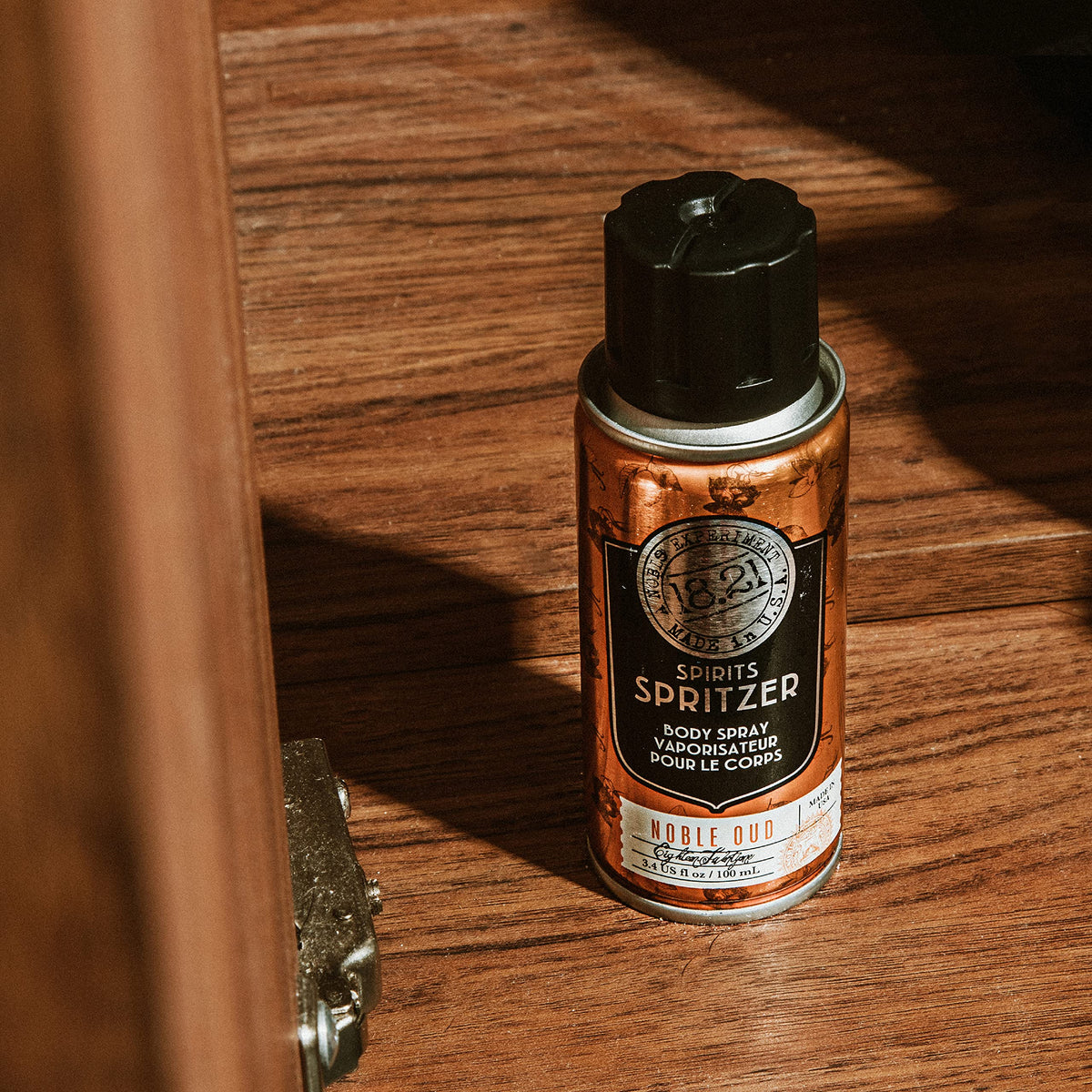 1821 Man Made Noble Oud Spirit Spritzer hands applying spray, quick scent reset.