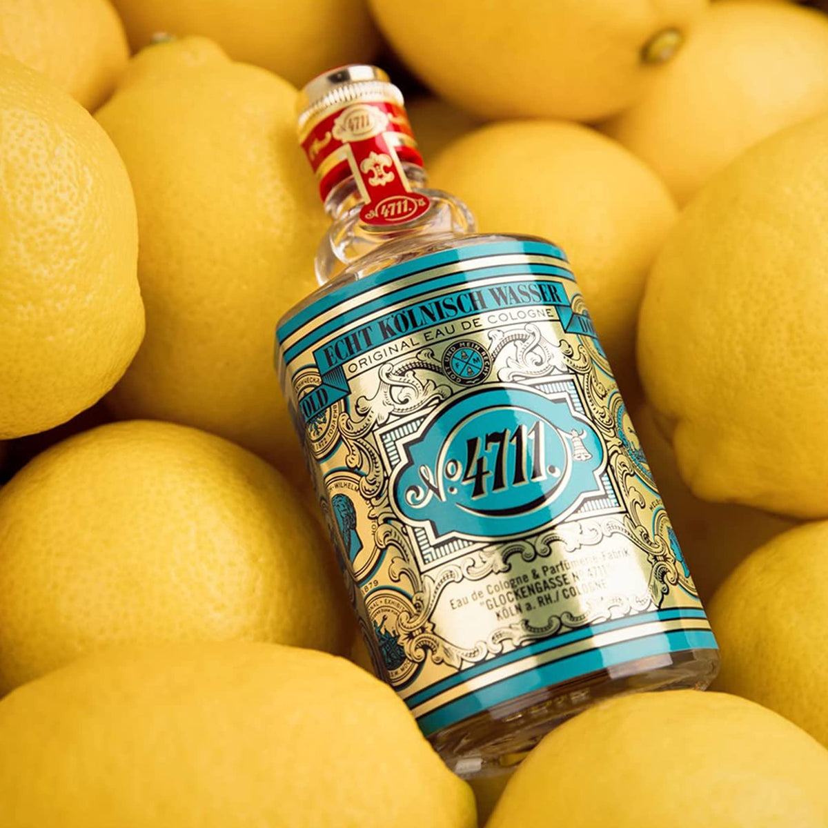 4711 Original Eau de Cologne Splash bottle pour action highlights crisp citrus top notes and versatile unisex appeal.
