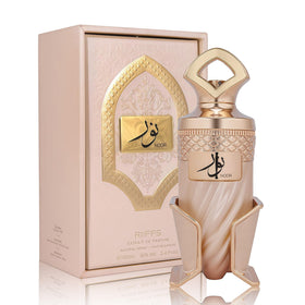A CENTER Noor bottle pour highlights caramel notes for a dessert-inspired fragrance.