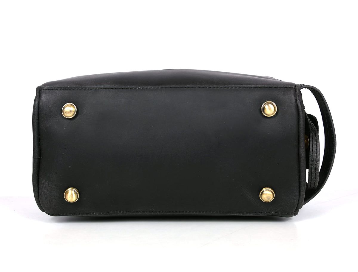Aaron Leather Goods Vendimia Estilo bottom studs prevent slipping and protect base.