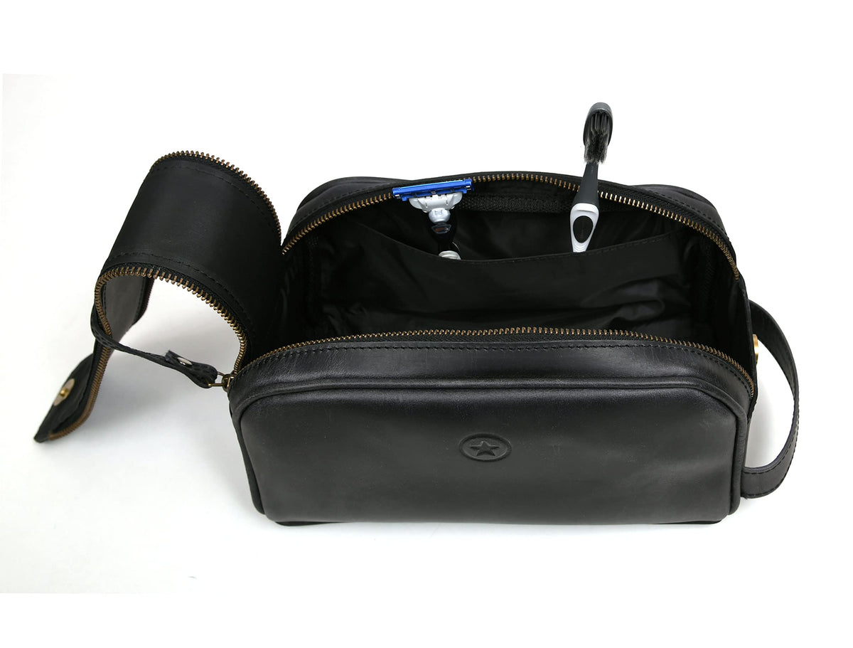 Aaron Leather Goods Vendimia Estilo double zipper compartment for easy access.