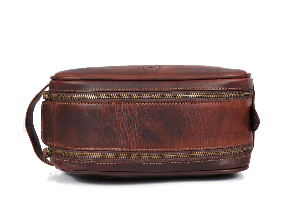 Aaron Leather Goods Vendimia Estilo travel kit setup for on-the-go use