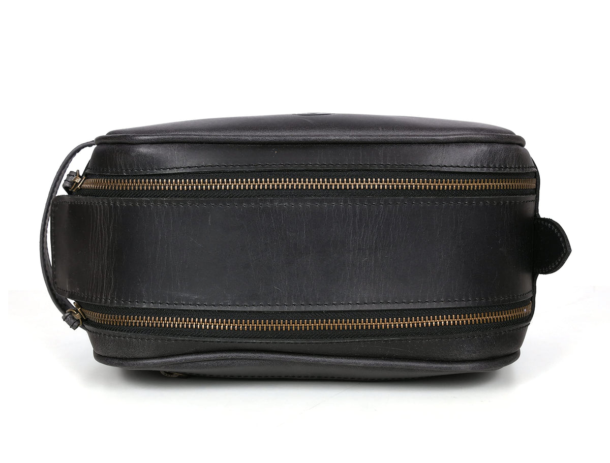 Aaron Leather Goods Vendimia Estilo vintage retro design suits all genders.