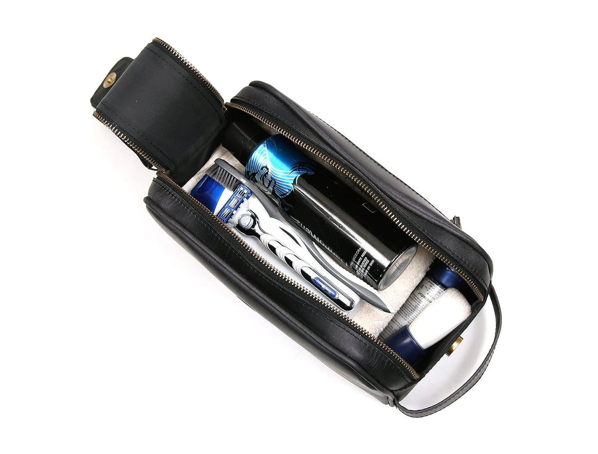 Aaron Leather Goods Vendimia Estilo waterproof lining protects contents during trips.