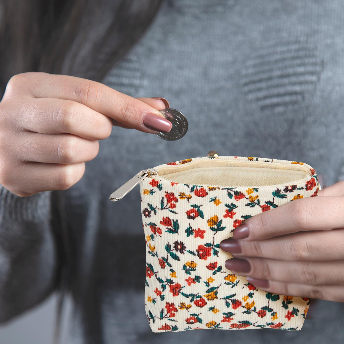 Abbylike travel-friendly organizer helps you segment daily essentials.