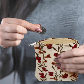 Abbylike travel-ready bags help keep toiletries and jewelry neatly organized.
