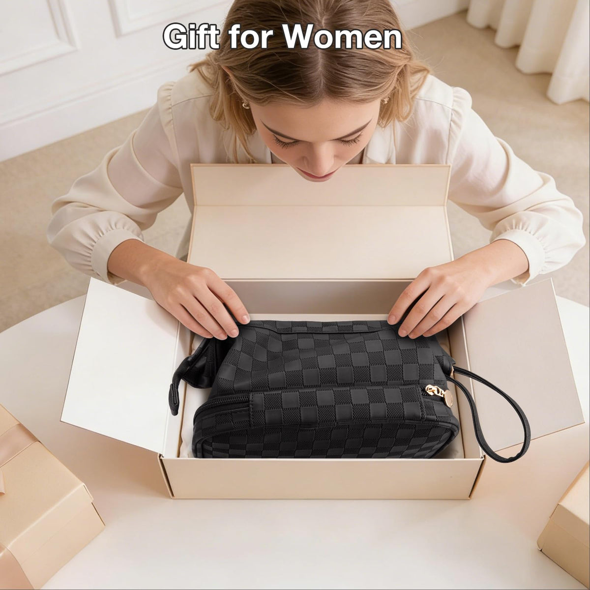 Abiudeng luggage-friendly makeup bag that fits in totes and suitcases.