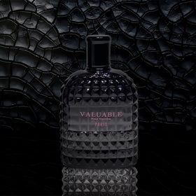 AFLUXE Valuable Paris spray in hand for easy day-to-night application.