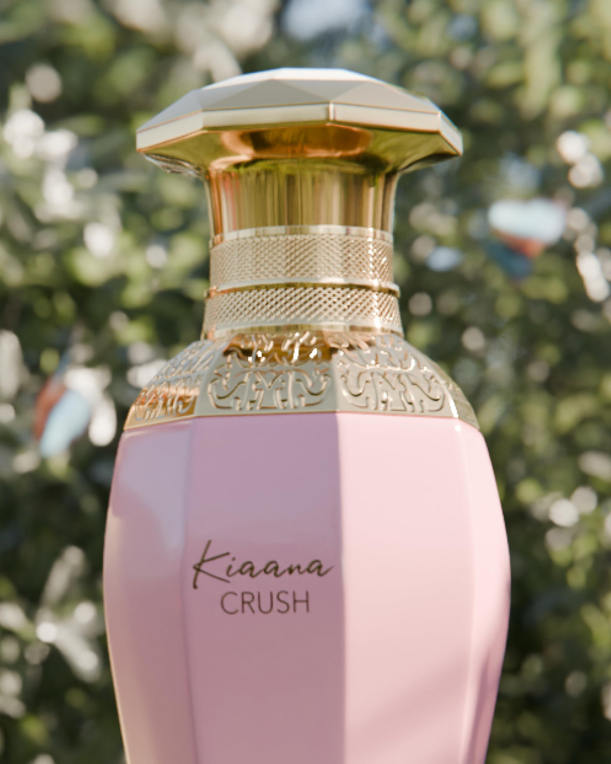 Afnan Kiaana Crush perfume glass reveals warm golden hues for everyday glamour.