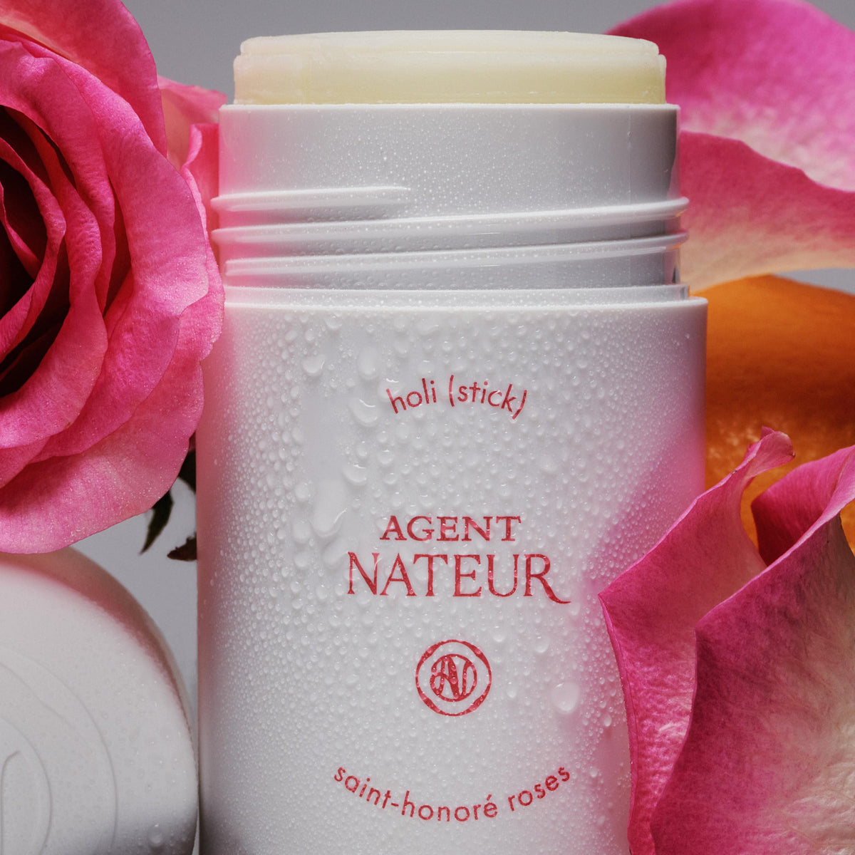 Apply holi Saint-Honoré Roses underarms for long-lasting freshness and odor control.