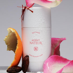 Saint-Honoré Roses scent blends rose and citrus notes in the holi stick fragrance.