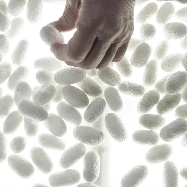 aisen rinse-under-water glove showing gentle cleansing in motion.