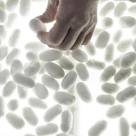 aisen rinse-under-water glove showing gentle cleansing in motion.