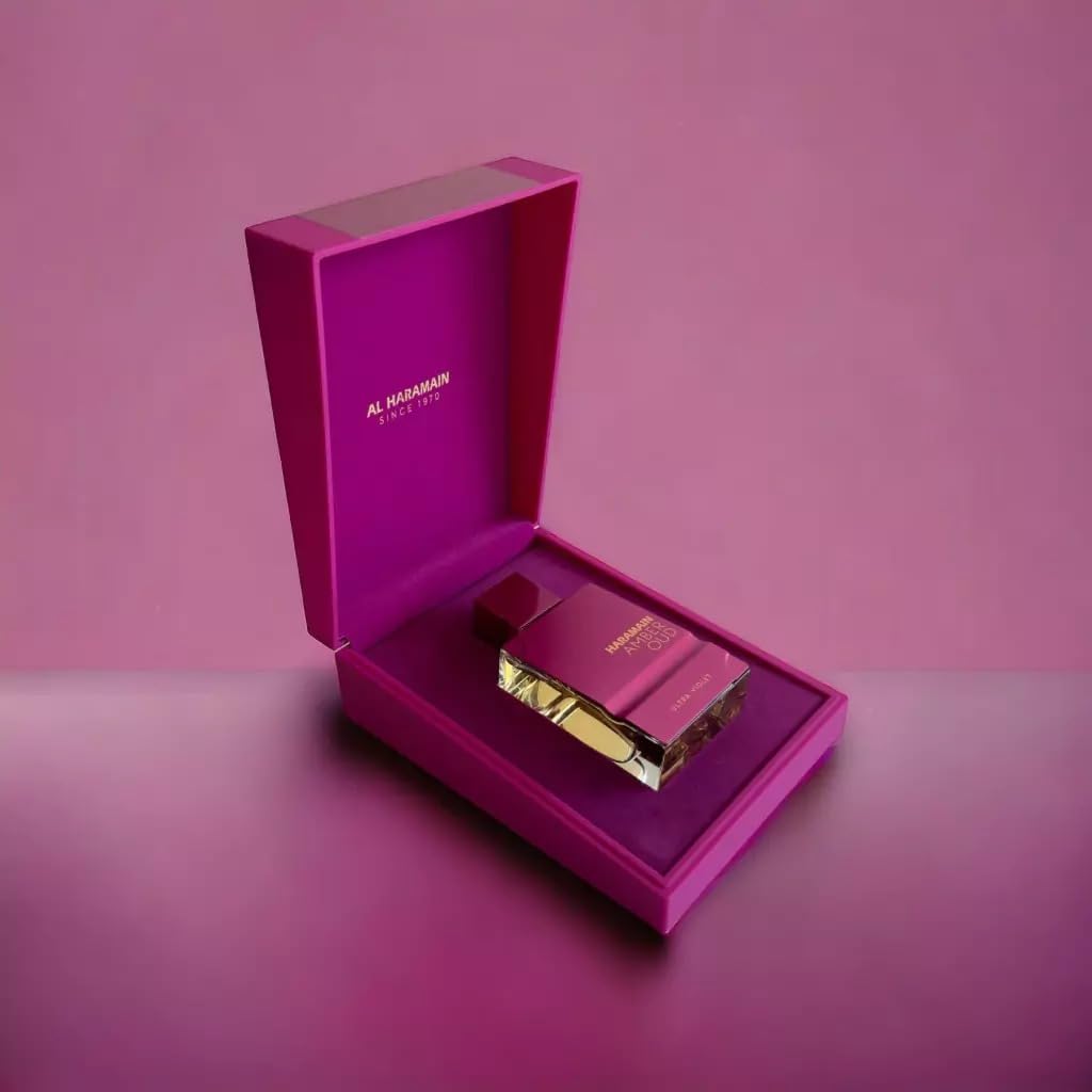 Amber Oud Ultra Violet label detail on the perfume bottle