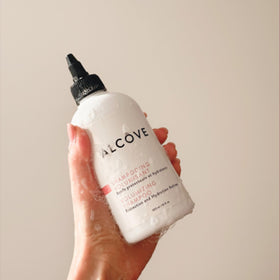 Alcôve at-home hair routine demonstrates anti-frizz and smoothness.