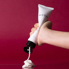 Alcove Molding Paste delivers long-lasting hold for all-day styling.