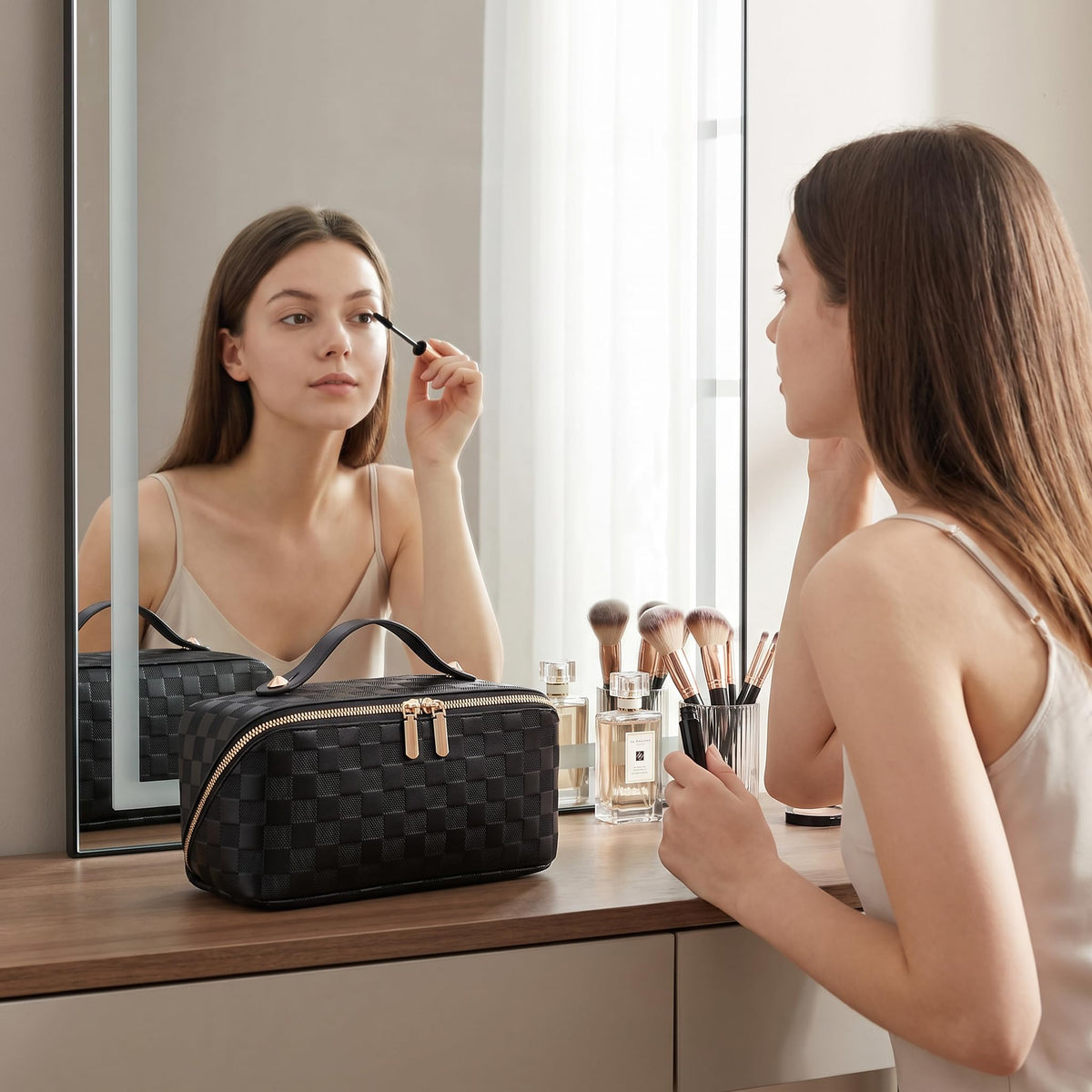ALEXTINA two-main-compartments with four pockets keep cosmetics organized