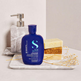 Ash pigments in ALFAPARF MILANO Blue Shampoo neutralize brass tones in brunette hair.