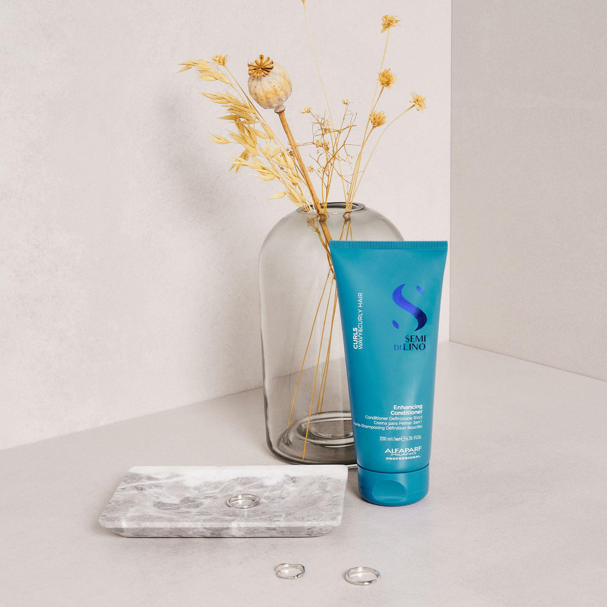 Semi di Lino Curls close-up emphasizing detangling and frizz control.