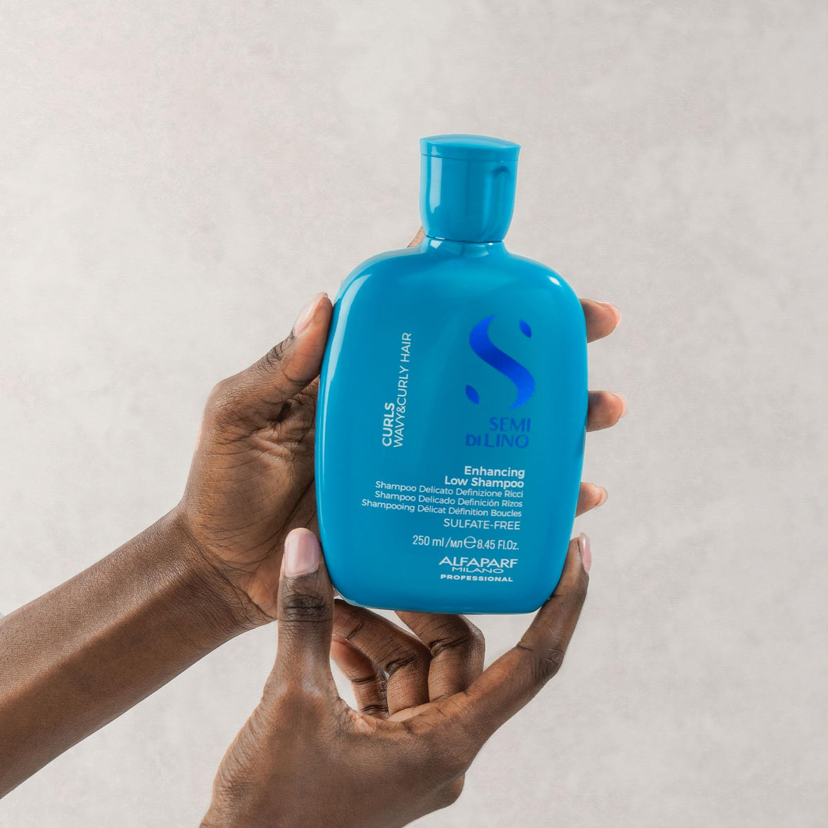 ALFAPARF MILANO Semi di Lino Curls shampoo foamy lather enriches curls.