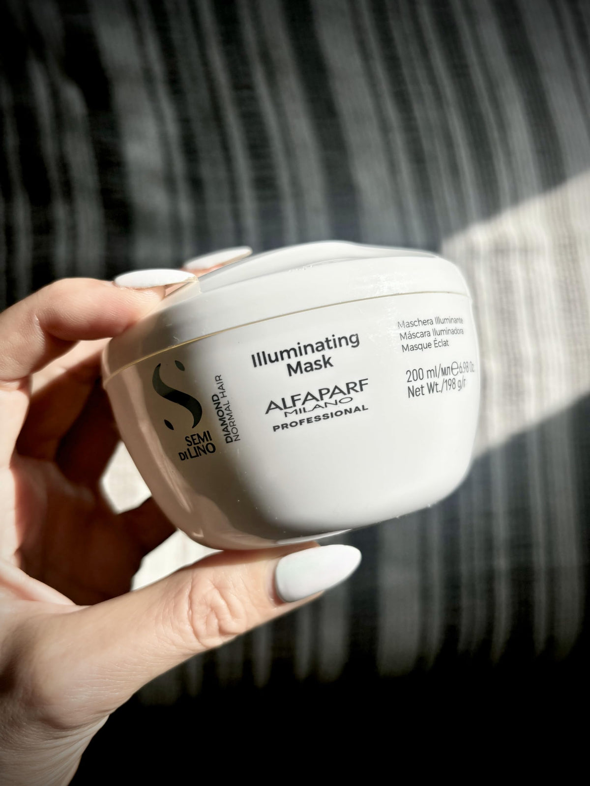 Product packaging highlights vegan formula and recyclable materials.