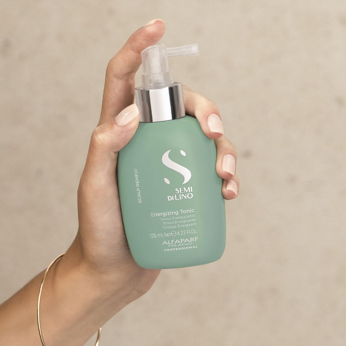 Alfaparf Milano Semi di Lino Scalp Renew tonic pump in use for easy scalp application.