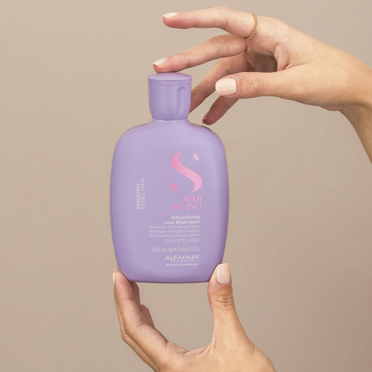 Alfaparf Milano Semi di Lino Smooth close-up of hair texture shows hydrated fibers.