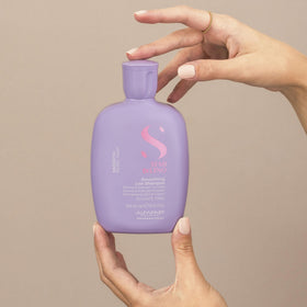 Alfaparf Milano Semi di Lino Smooth close-up of hair texture shows hydrated fibers.