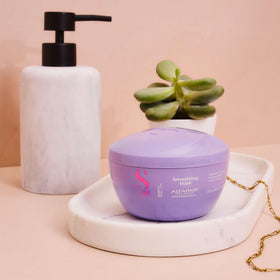 ALFAPARF MILANO Smooth Mask application on hair strand for detangling.
