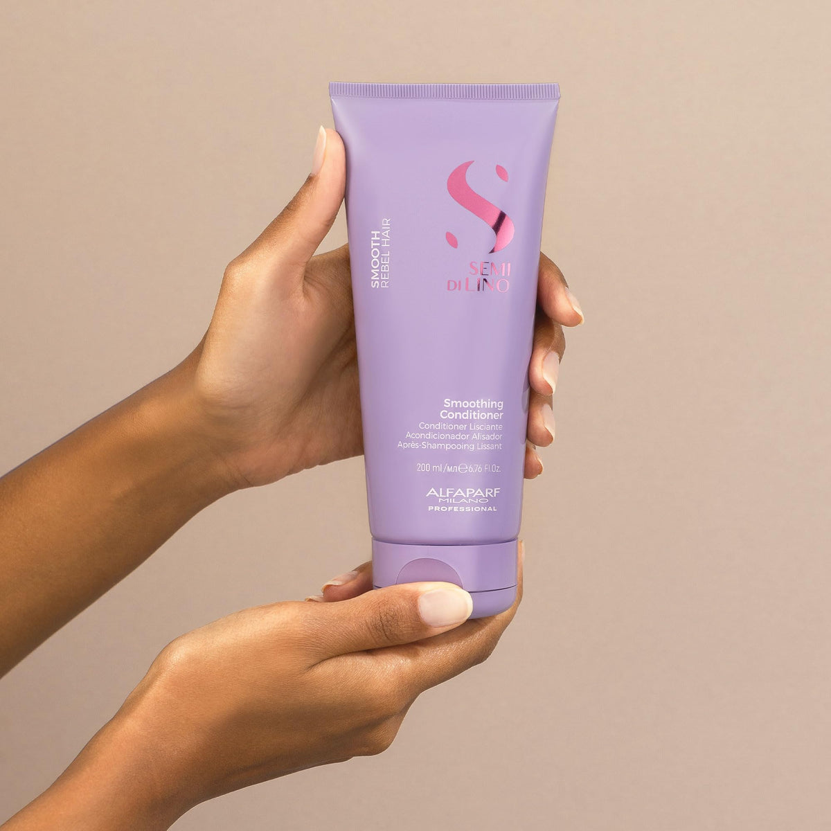 ALFAPARF MILANO Semi di Lino Smooth bottle, lasting shine on styled hair.