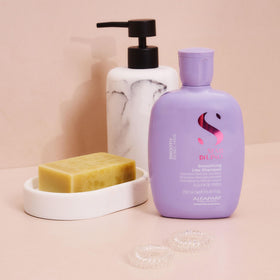 Alfaparf Milano Semi di Lino Smooth vegan formula bottle indicates clean, paraffin-free care.