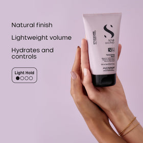 ALFAPARF MILANO balm on hand demonstrates easy distribution for natural texture