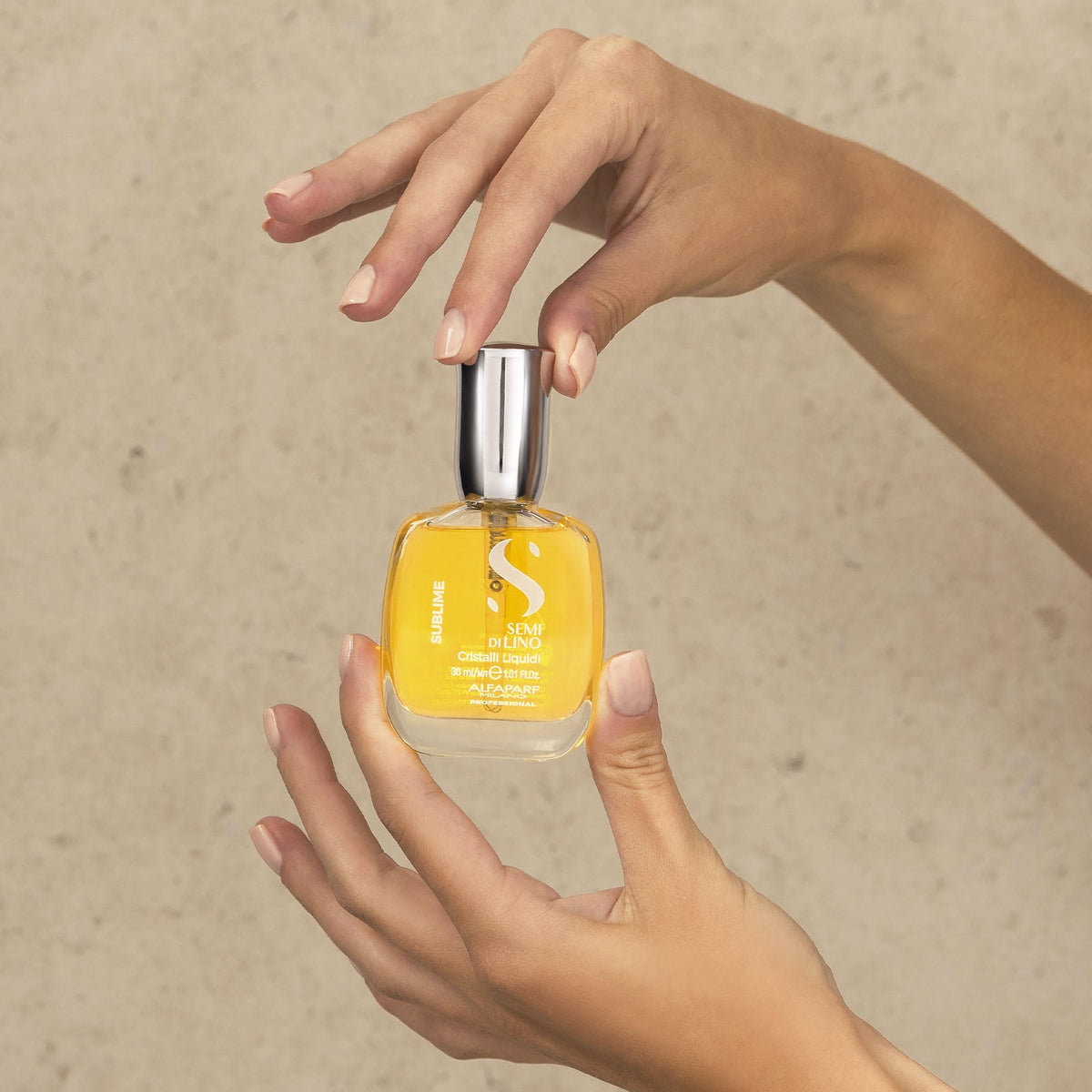Vitamin E and F complex nourishes the hair fiber.
