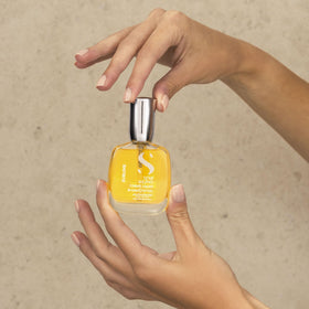 Vitamin E and F complex nourishes the hair fiber.