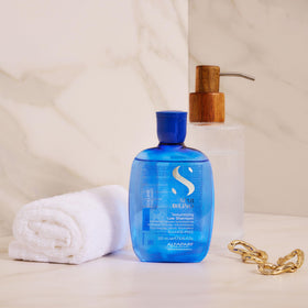 Alfaparf Volume shampoo foam demonstrates gentle cleansing and body boost.