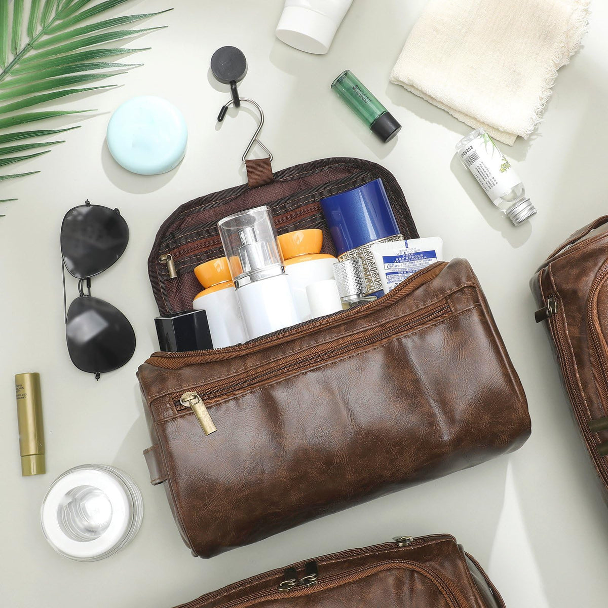 AliceSet multi-pocket toiletry bag keeps cosmetics organized.