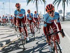Alpecin CTX Sport setup beside workout gear for active lifestyle.