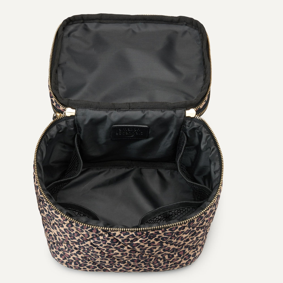 Amazon Essentials dual-compartment design keeps brushes separated for quick access.