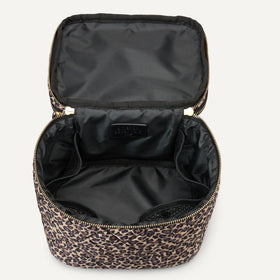 Amazon Essentials dual-compartment design keeps brushes separated for quick access.