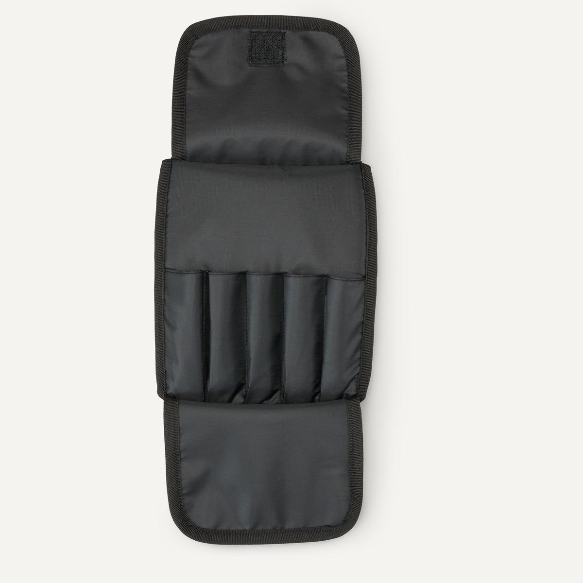Amazon Essentials padded-top handle makes transporting the case easy.