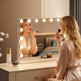 Amifiy 1000 lux brightness reveals fine details for precise retouching.