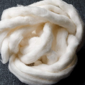 AMOZA natural-color sliver close-up for authentic texture in artisanal weaving