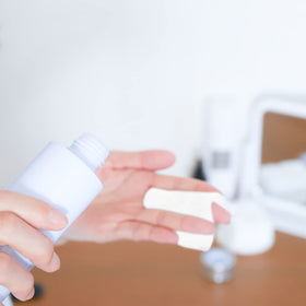 Close-up of AMOZA pads showing square 50x60 mm shape for versatile use.