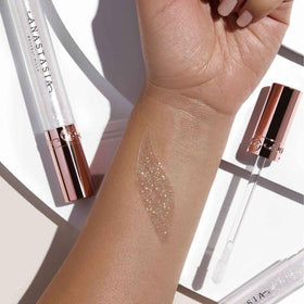 Anastasia Beverly Hills Honey Diamond Gloss detailed application demonstrates lip line shaping.