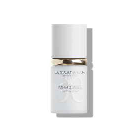 Anastasia Beverly Hills setting spray with mist provides 24-hour matte wear and hydrating, skin-like feel