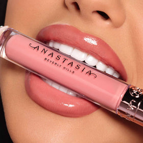 Light reflection on lips with Anastasia Beverly Hills Lip Gloss Sun Baked