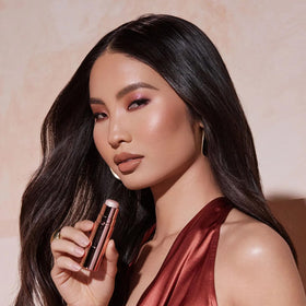 Stick Highlighter Pink Diamonds creates luminous dimension at temples and brow bone.